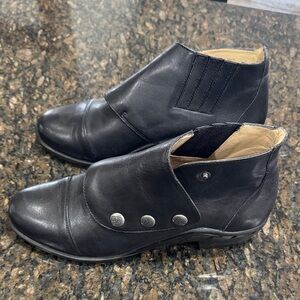 Ariat Black Leather 3 snap ankle boots. Like new. Size 8 1/2